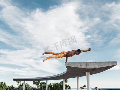 成熟男子在结构上平衡美国佛罗里达州迈阿密南海滩南角公园