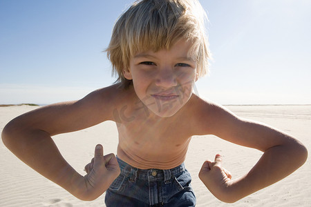 人体360摄影照片_男孩在海滩上展示肌肉