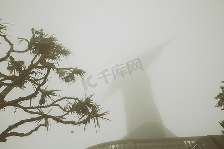 神秘摄影照片_巴西里约热内卢科尔科瓦多雾中的救世主基督雕像