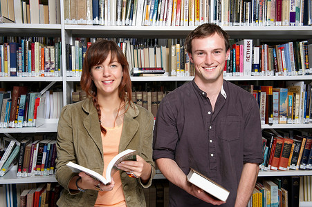 前进团队摄影照片_图书馆里的两个年轻人的肖像