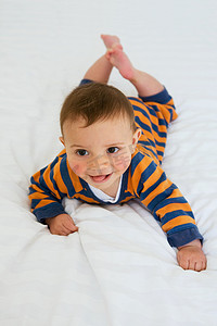 纯色床上用品摄影照片_一位男婴的肖像