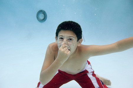 男孩在水下捂着鼻子