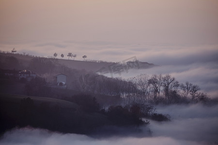山前浪河山谷薄雾中勾勒出的风景意大利
