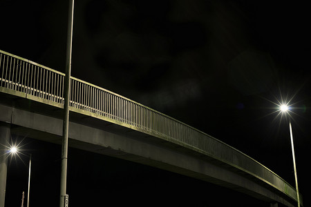 城市桥梁上的路灯