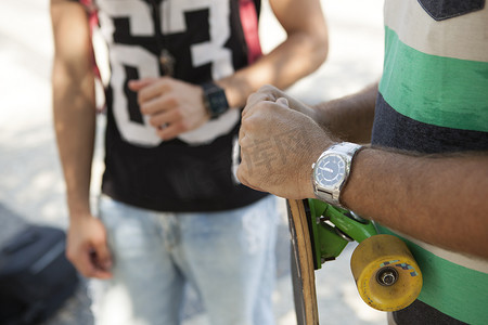 职场女性剪影摄影照片_巴西里约热内卢科帕卡巴纳一对父子在人行道上滑板的剪影