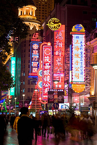 上海标志建筑摄影照片_城市街道上的霓虹灯标志