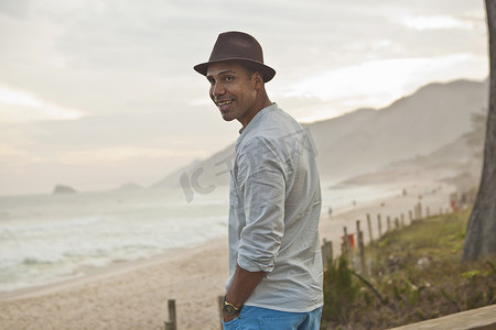 巴西里约热内卢海滩上的中年男子肖像