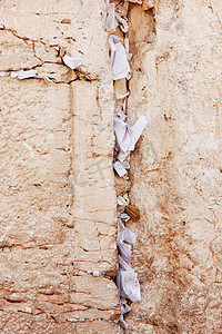 在以色列耶路撒冷西墙裂缝中的纸片上祈祷