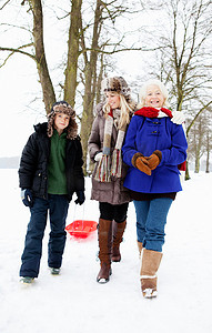 一家人在雪地里散步