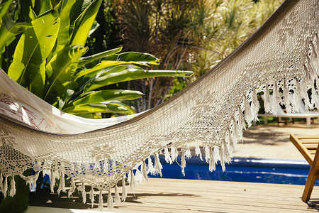巴西巴伊亚州塞古罗港海滩上阳光充足的空荡荡的吊床