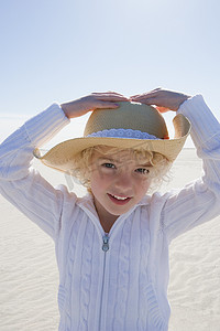 海滩上戴草帽的女孩