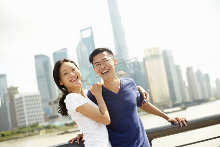 上海外滩桥上一对微笑的游客夫妇中国