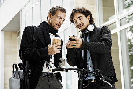 阅读之门摄影照片_男士旁边骑自行车喝咖啡休息