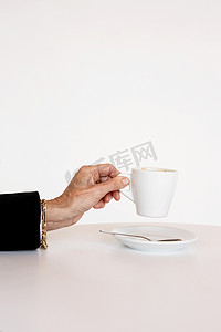 西班牙女摄影照片_老年妇女的手持杯