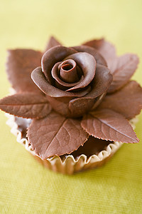 用巧克力玫瑰装饰的蛋糕