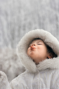 女孩在舌头上抓着雪