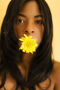 一位嘴里叼着鲜花的年轻女子