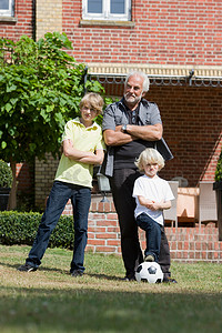 爷爷和孩子们一起踢足球