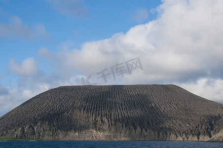 多学科会诊摄影照片_圣本尼迪克托岛的景观沿着其非活动火山的火山口形成火山灰雷维拉吉多墨西哥