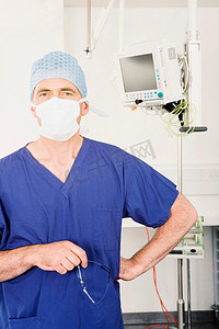 一位男性外科医生的肖像