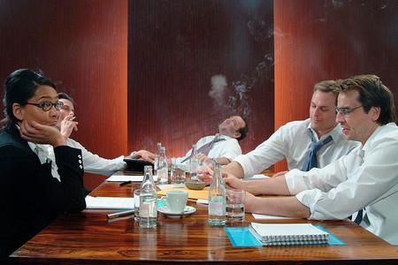 冷饮标志摄影照片_在董事会会议上吸烟