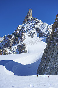 法国格拉尼亚阿尔卑斯山勃朗峰上三名滑雪者的远景