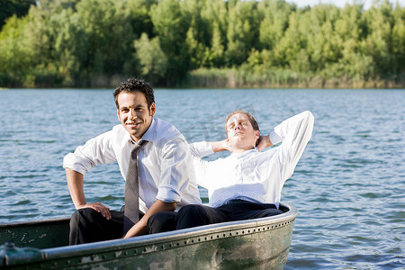两个商人在划艇上放松