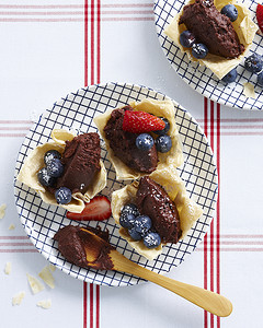 一盘黑巧克力馅饼配草莓和蓝莓