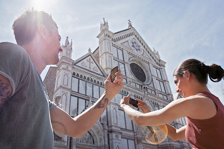意大利托斯卡纳佛罗伦萨圣十字广场圣十字教堂男女摄影