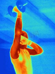 运动的人体摄影照片_年轻男子运动员杠铃训练的热像图这张图显示了肌肉产生的热量