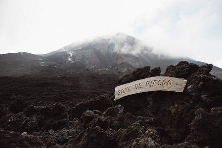 危地马拉安提瓜帕卡亚火山的木制标牌