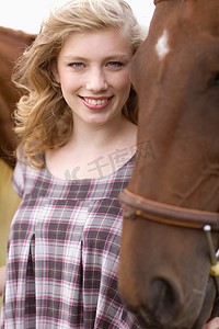 一位骑着马的年轻女子的肖像