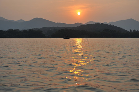 湖面夕阳远处群山杭州中国