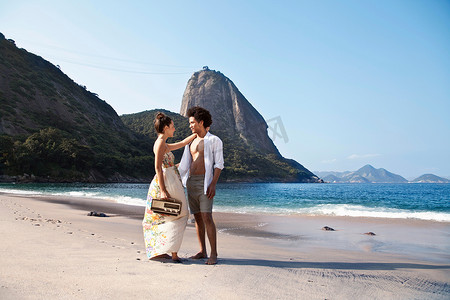 巴西音乐摄影照片_巴西里约热内卢海滩上带着收音机的情侣