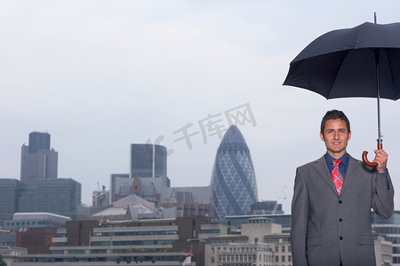 伦敦躲雨摄影照片_带伞城市风貌的曼恩