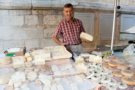 法国绵羊奶酪市场摊位上的一名男子