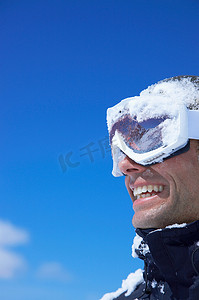 男人笑着满脸白雪