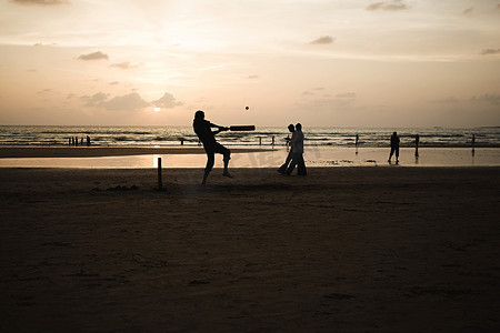 孟买海滩上打板球的人