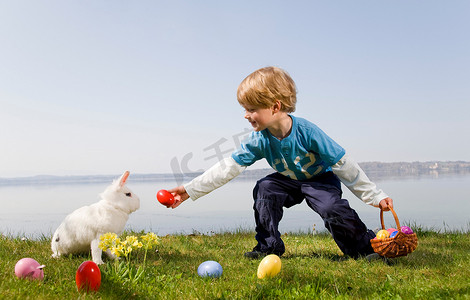 男孩兔子找到复活节彩蛋