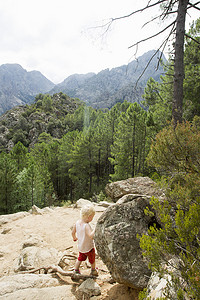 法国民族摄影照片_法国科西嘉岛卡尔维一名正在探索山岩的女孩子