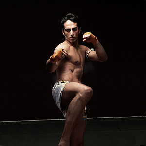 武术和拳击摄影照片_举起拳头的拳击手
