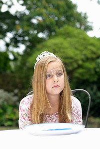艾莎公主摄影照片_戴着皇冠的年轻女孩白日做梦