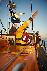 在救生艇上培训救生艇船员