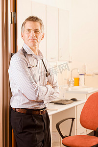 站在他的诊所里的一位男医生