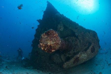 身影的潜水员在探索未知沉船坎昆昆塔纳鲁奥墨西哥
