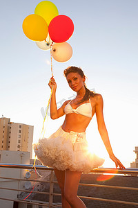 水球图摄影照片_穿着芭蕾舞裙的女人手持气球