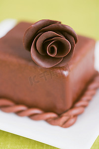 蛋糕上有一朵巧克力玫瑰