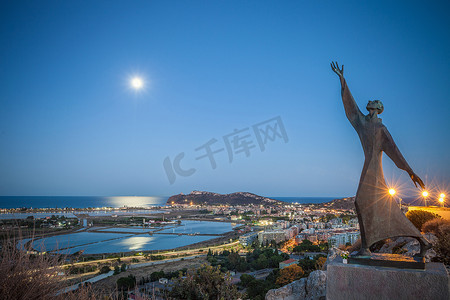 马苏摄影照片_意大利撒丁岛马苏亚阿西西俯瞰卡利亚里的圣方济各雕像