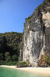 泰国香港岛露出水面的海滩和石灰岩