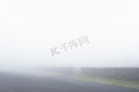 温度和人摄影照片_雾中的墙和门